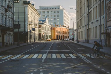 Boş sokaklardaki bisikletçi. COVID-19 karantina. Nisan 2020