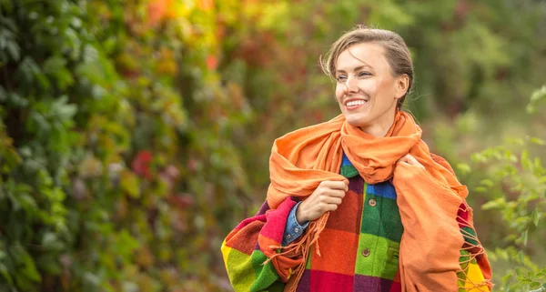 Gelukkig jonge vrouw in park op een zonnige herfstdag — Stockfoto