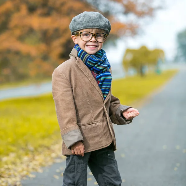 Lindo chico con estilo en ropa de abrigo en el paisaje de otoño —  Fotos de Stock