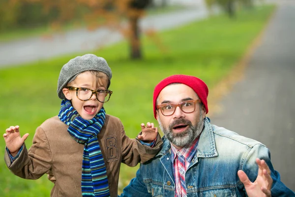 Pai e filho brincando no parque no outono cenário — Fotografia de Stock