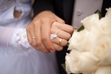 Çok sıkı bir gelin bir ele sahip damat