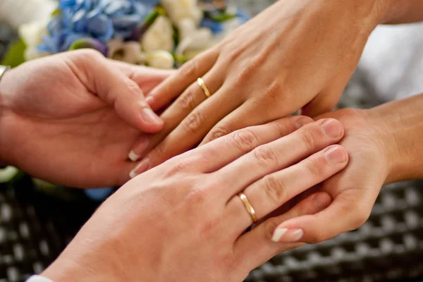 Manos Cariñosas Dos Personas Con Flores Azules Hortensia Fondo — Foto de Stock