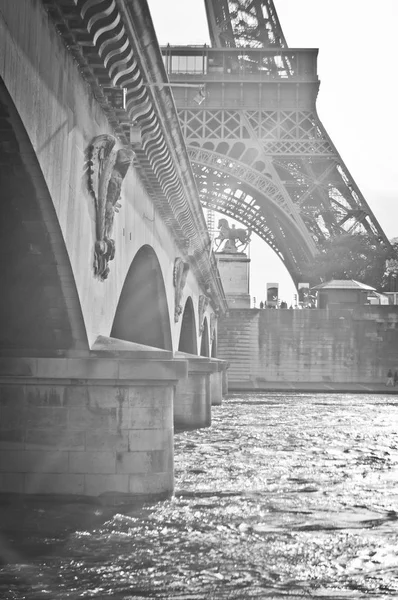 Eiffelova Věž Silueta Pohled Pod Mostem — Stock fotografie