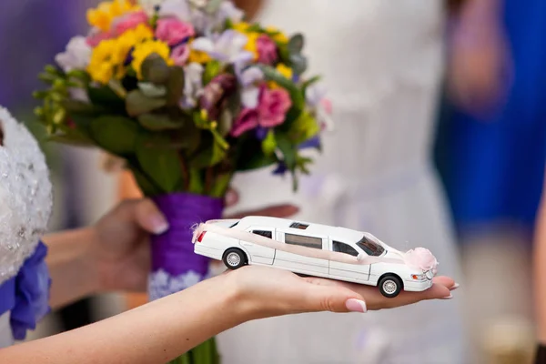 Bruid Handen Met Bruiloft Bloemen Een Speelgoedauto Richten Aan Kant — Stockfoto