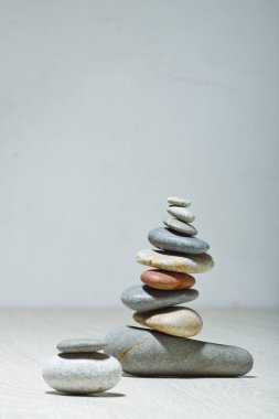 Gri arka plan üzerinde taş piramit