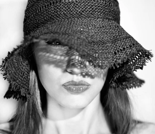Junge Frau Mit Hut Schwarz Weiß — Stockfoto