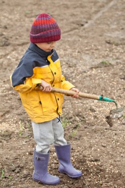 Çocuk bahçesinde erken bahar bahçe aletleri