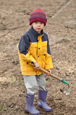 Çocuk bahçesinde erken bahar bahçe aletleri