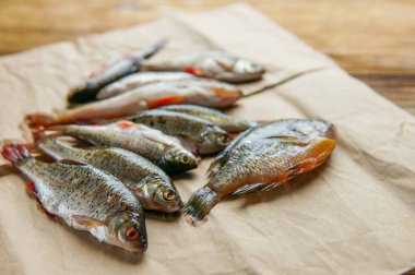 Taze faw balık kağıt ve ahşap arka plan