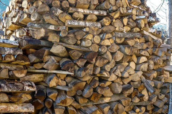 Haufen Holzscheite Freien — Stockfoto