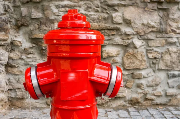 Jasně Červené Izolované Požární Hydrant Starém Centru Města — Stock fotografie