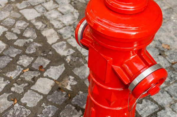 Hidrante Fogo Isolado Vermelho Brilhante Centro Cidade Velha — Fotografia de Stock