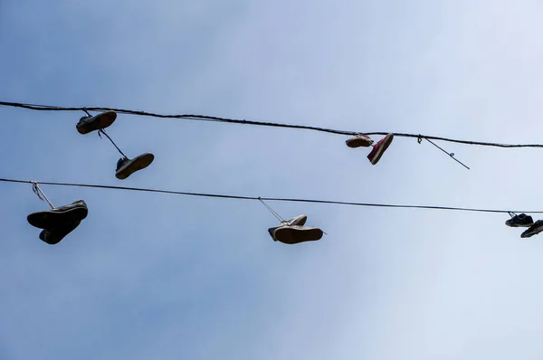 Silhouetten Van Schoenen Hangend Aan Kabel Bij Zonsondergang — Stockfoto