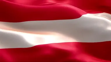 Avusturya bayrağı rüzgarda dalgalanıyor. 4K Yüksek Çözünürlük Tam HD. Avusturya Uluslararası Bayrağının Döngüleme Videosu.