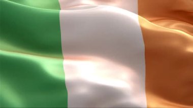 İrlanda bayrağı rüzgarda dalgalanıyor. 4K Yüksek Çözünürlük Tam HD. Uluslararası İrlanda Bayrağının Döngüleme Videosu.