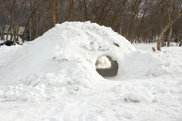 Grotta di neve costruita in montagna Foto Stock