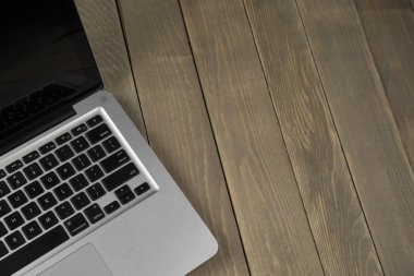 ahşap arka plan üstünde laptop