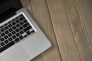 ahşap arka plan üstünde laptop