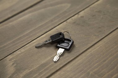 Ahşap arka plan üzerinde iki anahtar stüdyo çekim