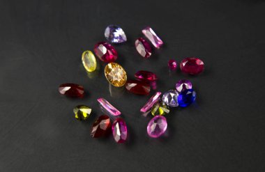 Mücevher ya da taşlar siyah renk, stüdyo çekim güzel gem Parlatıcı