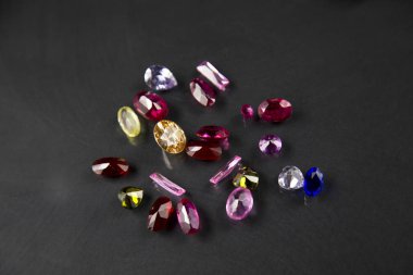 Mücevher ya da taşlar siyah renk, stüdyo çekim güzel gem Parlatıcı