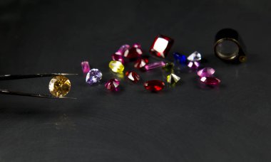 Mücevher ya da taşlar siyah renk, stüdyo çekim güzel gem Parlatıcı