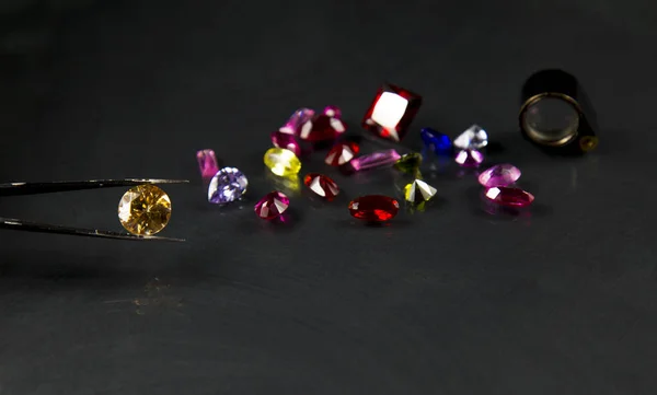 Bijou ou gemmes sur la couleur de brillance noire, Plan studio de belle gemme — Photo