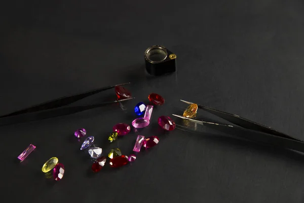 Bijou ou gemmes sur la couleur de brillance noire, Plan studio de belle gemme — Photo
