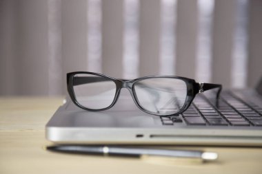 defter kalem ile gözlük