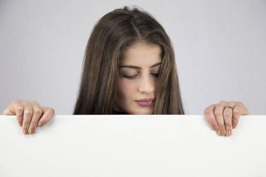 Kadın holding boş poster