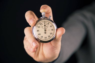Vintage kronometre siyah arka planda tutan adam