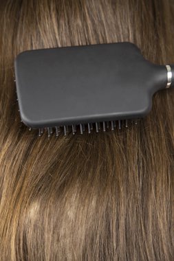 saç tarağı ile fırçalama