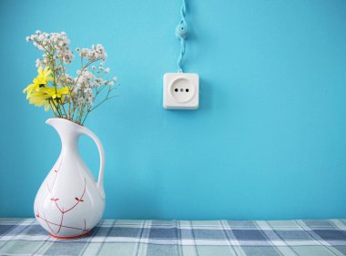 Vazodaki sarı çiçek.