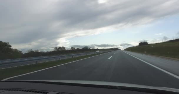 Autopista Conduciendo Después Lluvia Cuando Salió Sol Con Poco Tráfico — Vídeo de stock