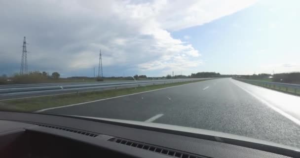 Autoroute Conduisant Après Pluie Quand Soleil Est Levé Avec Faible — Video