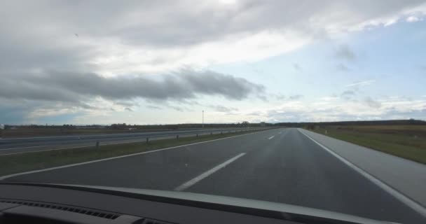 Autopista Conduciendo Después Lluvia Cuando Salió Sol Con Poco Tráfico — Vídeo de stock
