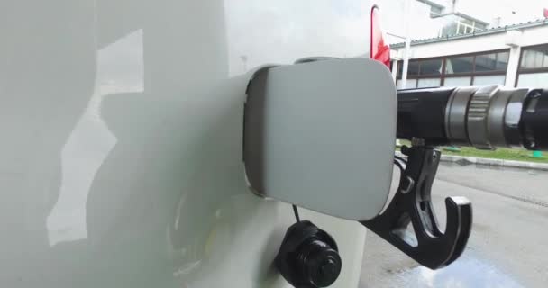 Üzemanyag Feltöltés Fehér Autóban Közelkép Üzemanyagtöltési Folyamatról Egy Benzinkúton — Stock videók
