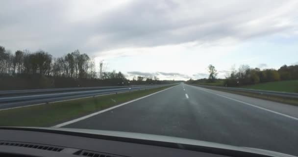Autobahn Nach Regen Bei Sonnenaufgang Wenig Verkehr Aus Der Gegenrichtung — Stockvideo
