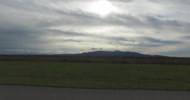 Conduite routière et vue sur la montagne de loin, vue sur Motajica en Bosnie-Herzégovine .