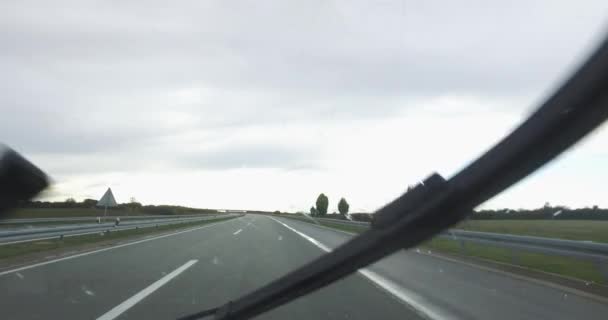 Snelweg Rijden Regen Toen Zon Opkwam Met Weinig Verkeer Uit — Stockvideo