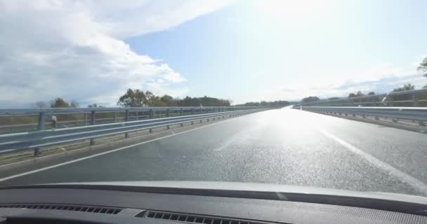 Autoroute Conduisant Après Pluie Quand Soleil Est Levé Avec Faible — Video