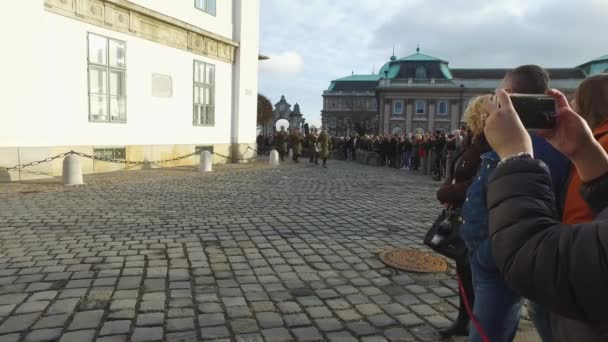 Budampest Hungary December 2019 Guards Sndor Palace Located Buda Castle — Stock Video