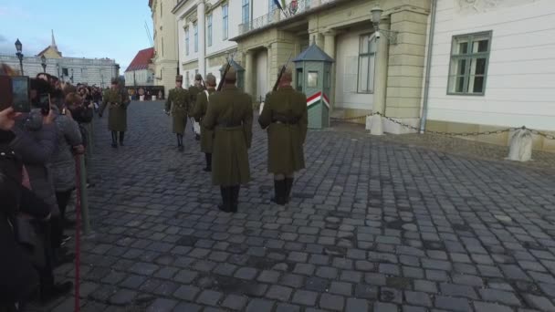 Budampest Hungría Diciembre 2019 Los Guardias Palacio Sndor Situado Junto — Vídeo de stock