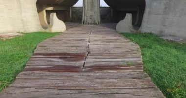 Jasenovac, Hırvatistan - 15 Kasım 2019. Eski Jasenovac toplama kampının hemen yakınında bir yerde. Çiçek Anıtı 'na giden yol demiryolu işçileriyle döşelidir. Mahkumları sembolik olarak kampa naklediyorlar..