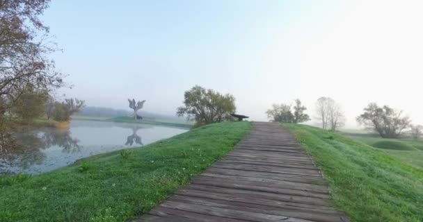 Jasenovac 克罗地亚 2019年11月15日 在前Jasenovac集中营附近的中间地带 通往花卉纪念碑的道路是用铁路卧铺的 他们象征性地表示将囚犯运送到集中营 — 图库视频影像