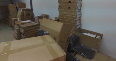 Çin, Hong Kong - 2 Mart 2020. Arka planda çeşitli üreticilerin kutularının olduğu editör videosu ve gönderilmek üzere hazırlanan Amazon ön planında. Kayıt bir depoda değil, sahnelenmiş bir çevrede yapılmış..