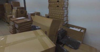 Çin, Hong Kong - 2 Mart 2020. - 2 Mart 2020. Arka planda çeşitli üreticilerin kutularının olduğu editoryal video ve gönderme için hazırlık ile Aliexpress ön planda.