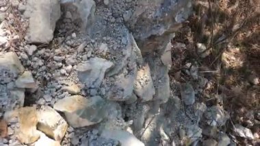 Taştan yapılmış bir duvardaki uçurumun yanından geç..