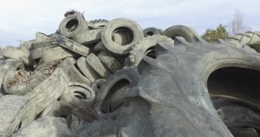 Açık alanda lastikler birikiyor.