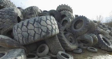 25 Kasım 2019 - Açılmış lastik yığını, büyük bir çöp yığını, bir çevre felaketi veya geri dönüşüm için.